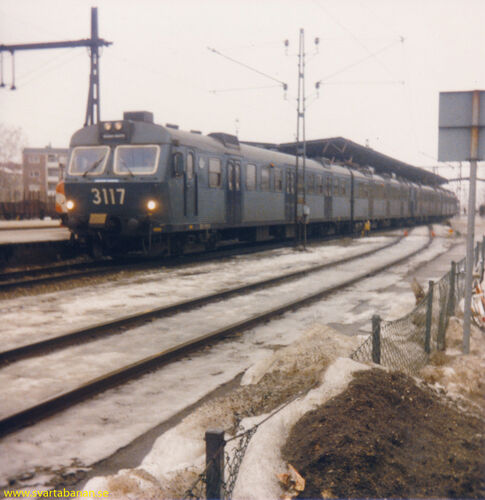 Elmotorvagn X10 3117 och 3127 på Örebro C den 23 mars 1985. - klicka för att förstora Elmotorvagn X10 3117 och 3127 på Örebro C den 23 mars 1985. - klicka för att förstora