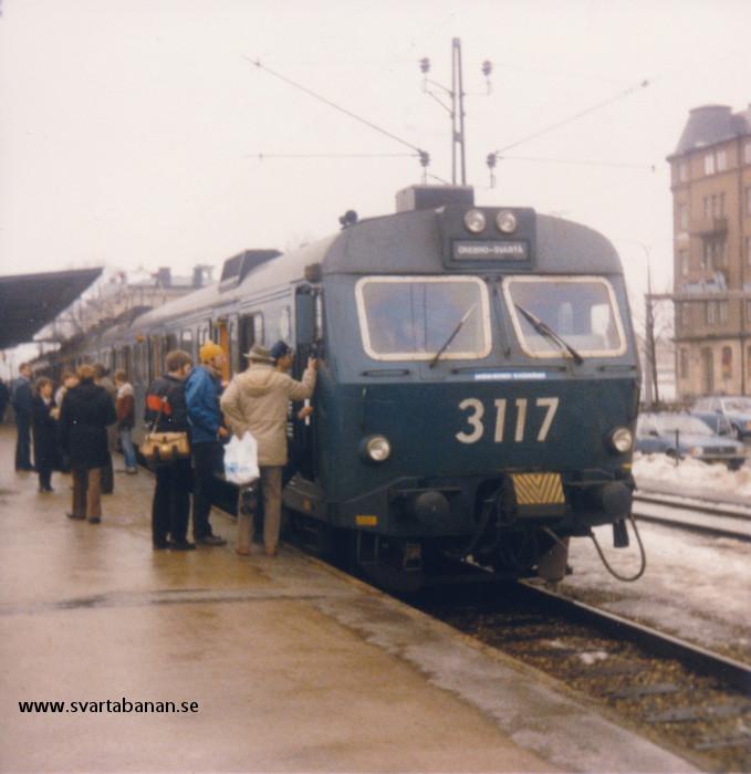 Elmotorvagn X10 3117 och 3127 på Örebro C den 23 mars 1985. - klicka för att stänga rutan