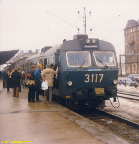 Elmotorvagn X10 3117 och 3127 på Örebro C den 23 mars 1985. - klicka för att förstora Elmotorvagn X10 3117 och 3127 på Örebro C den 23 mars 1985. - klicka för att förstora
