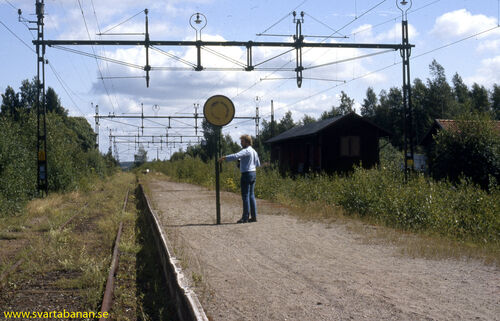 Plattformen och påstigningstavlan vid Mullhyttemo station. - klicka för att förstora Plattformen och påstigningstavlan vid Mullhyttemo station. - klicka för att förstora