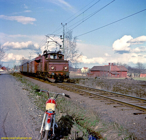 Ett tåg lämnar Vintrosa station den 30 mars 1967 i riktning mot Fjugesta. - klicka för att förstora Ett tåg lämnar Vintrosa station den 30 mars 1967 i riktning mot Fjugesta. - klicka för att förstora