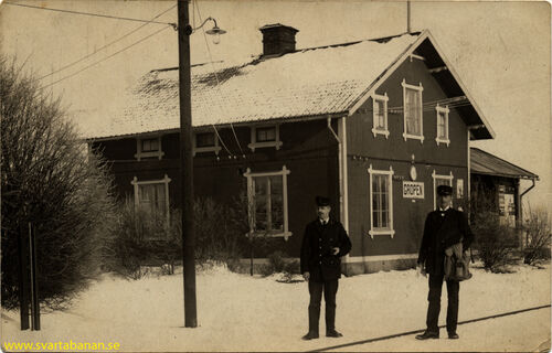 Gropens stationshus omkring 1918 med två järnvägsanställda. - klicka för att förstora Gropens stationshus omkring 1918 med två järnvägsanställda. - klicka för att förstora