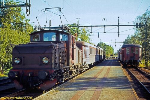 Tåg 4063 och 4062 vid plattformen i Latorpsbruk den 4 september 1972. - klicka för att förstora Tåg 4063 och 4062 vid plattformen i Latorpsbruk den 4 september 1972. - klicka för att förstora
