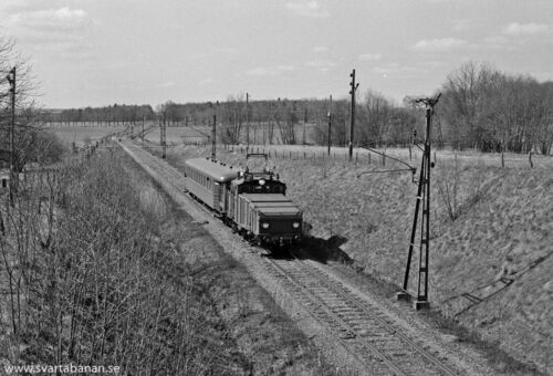 Ett mycket kort loktåg på väg under vägbron under E18 vid Västra via mellan Lannabruk och Vintrosa den 10 maj 1978. - klicka för att förstora Ett mycket kort loktåg på väg under vägbron under E18 vid Västra via mellan Lannabruk och Vintrosa den 10 maj 1978. - klicka för att förstora