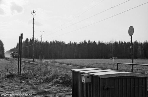 Ett loktåg närmar sig Bälsåsby på väg mot Örebro den 10 maj 1978. - klicka för att förstora Ett loktåg närmar sig Bälsåsby på väg mot Örebro den 10 maj 1978. - klicka för att förstora