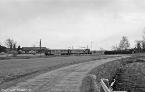 Ett loktåg passerar vägkorsningen vid Norrhult på väg mot Mullhyttemo den 10 maj 1978. - klicka för att förstora Ett loktåg passerar vägkorsningen vid Norrhult på väg mot Mullhyttemo den 10 maj 1978. - klicka för att förstora