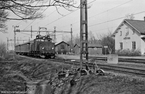 Ett loktåg inne i Mullhyttemo den 10 maj 1978. - klicka för att förstora Ett loktåg inne i Mullhyttemo den 10 maj 1978. - klicka för att förstora