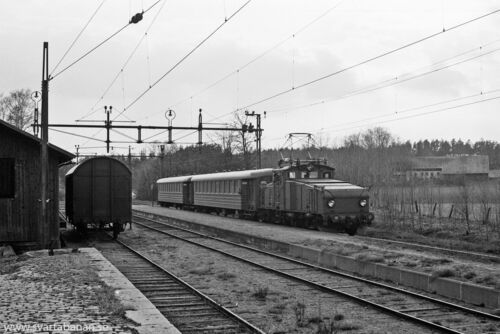 Ett loktåg inne i Mullhyttemo den 10 maj 1978. - klicka för att förstora Ett loktåg inne i Mullhyttemo den 10 maj 1978. - klicka för att förstora