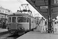 Elmotorvagnar av littera X16 eller X17 på spår 1 på Örebro C på väg mot Fjugesta vid mitten av 1980-talet. Lars-Henrik Larsson