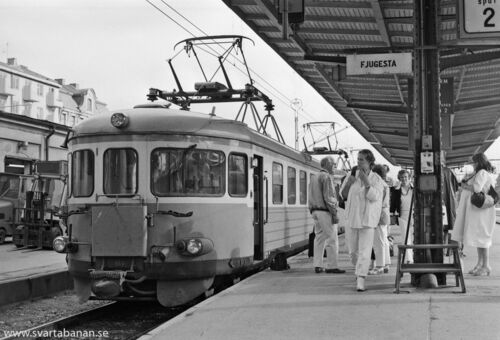 Elmotorvagnar av littera X16 eller X17 på spår 1 på Örebro C på väg mot Fjugesta vid mitten av 1980-talet. - klicka för att förstora Elmotorvagnar av littera X16 eller X17 på spår 1 på Örebro C på väg mot Fjugesta vid mitten av 1980-talet. - klicka för att förstora