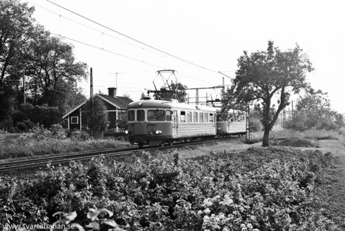 Två elmotorvagnar av littera X16 eller X17 passerar Lindbacka banvaktstuga på väg mot Örebro C vid mitten av 1980-talet. - klicka för att förstora Två elmotorvagnar av littera X16 eller X17 passerar Lindbacka banvaktstuga på väg mot Örebro C vid mitten av 1980-talet. - klicka för att förstora