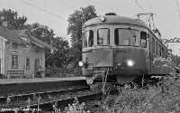 Två elmotorvagnar av littera X16 eller X17 i Latorpsbruk på väg mot Fjugesta vid mitten av 1980-talet. - klicka för att förstora
