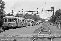 Tre elmotorvagnar av littera X16 eller X17 vid plattformen i Fjugesta vid mitten av 1980-talet. - klicka för att förstora