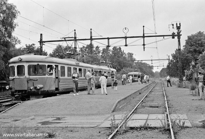 Tre elmotorvagnar av littera X16 eller X17 vid plattformen i Fjugesta vid mitten av 1980-talet. - klicka för att stänga rutan