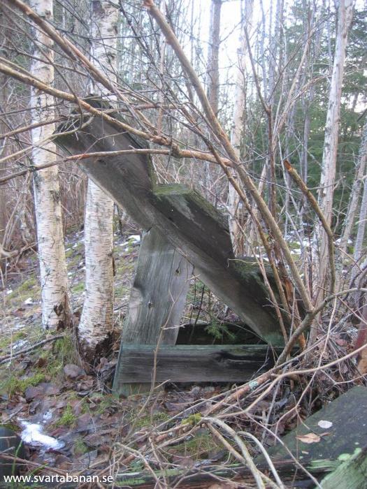 Träställning som troligen använts för rälsupplag i Dormen den 5 januari 2005. - klicka för att stänga rutan