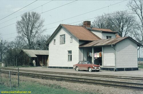 Stationshuset och uthuset vid Karlslund våren 1972. - klicka för att förstora Stationshuset och uthuset vid Karlslund våren 1972. - klicka för att förstora