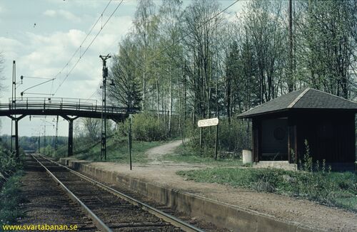 Östertysslinge hållplats våren 1972 med plattform, hållplatskur och vägbro - klicka för att förstora Östertysslinge hållplats våren 1972 med plattform, hållplatskur och vägbro - klicka för att förstora