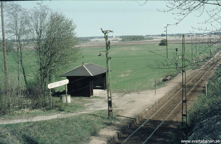 Östertysslinge hållplats våren 1972 med plattform och hållplatskur fotograferad från vägbron
 - klicka för att stänga rutan