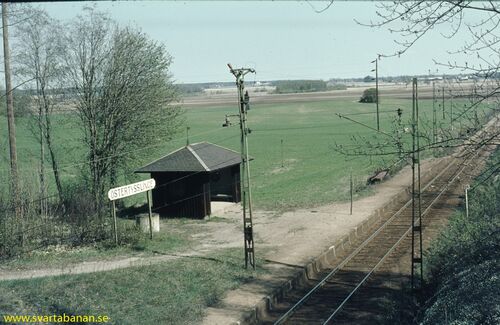 Östertysslinge hållplats våren 1972 med plattform och hållplatskur fotograferad från vägbron
- klicka för att förstora Östertysslinge hållplats våren 1972 med plattform och hållplatskur fotograferad från vägbron
- klicka för att förstora