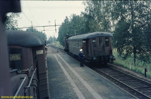 Tågmöte i Latorpsbruk våren 1972 - klicka för att förstora Tågmöte i Latorpsbruk våren 1972 - klicka för att förstora