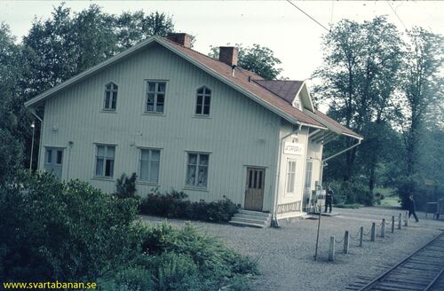 Latorpsbruk stationshus våren 1972. - klicka för att förstora Latorpsbruk stationshus våren 1972. - klicka för att förstora