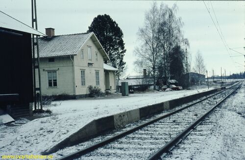 Gropens plattform och stationshus våren 1972. - klicka för att förstora Gropens plattform och stationshus våren 1972. - klicka för att förstora