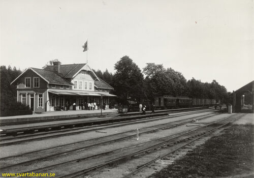 Svartå stationshus med ångloksdraget tåg år 1900. - klicka för att förstora Svartå stationshus med ångloksdraget tåg år 1900. - klicka för att förstora