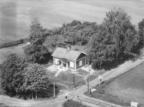 Flygfoto över Edsbergsvägens banvaktstuga på 1960-talet.
- klicka för att förstora Flygfoto över Edsbergsvägens banvaktstuga på 1960-talet.
- klicka för att förstora