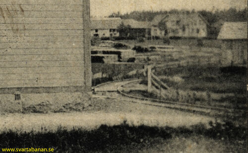 Den suddiga detaljbilden från början av 1900-talet visar en del av spåret som gick från Gropens station och ned mot Gropens kvarn. - klicka för att förstora Den suddiga detaljbilden från början av 1900-talet visar en del av spåret som gick från Gropens station och ned mot Gropens kvarn. - klicka för att förstora