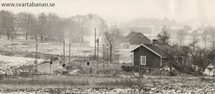 Hidinge banvaktstuga fotograferad norrifrån någon gång före 1969. - klicka för att stänga rutan