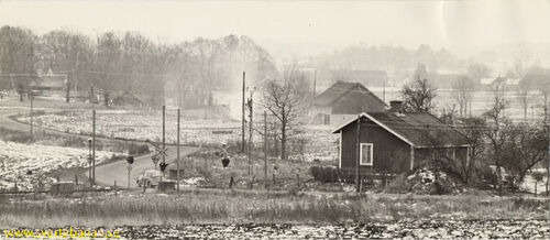 Hidinge banvaktstuga fotograferad norrifrån någon gång före 1969. - klicka för att förstora Hidinge banvaktstuga fotograferad norrifrån någon gång före 1969. - klicka för att förstora