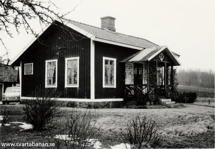Hidinge banvaktstuga någon gång före 1969. - klicka för att stänga rutan