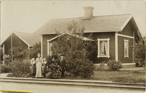 Kvistbro banvaktstuga med banvaktsfamiljen Lindberg omkring 1910. - klicka för att förstora Kvistbro banvaktstuga med banvaktsfamiljen Lindberg omkring 1910. - klicka för att förstora