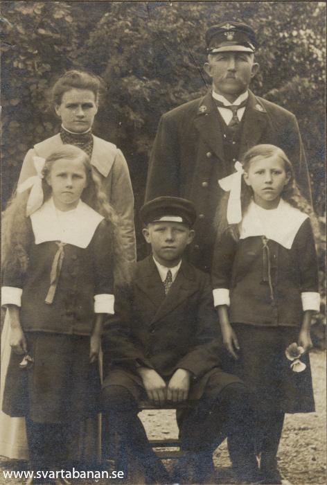 Banvaktsfamiljen Lindberg i Kvistbro banvaktstuga omkring 1910. - klicka för att stänga rutan