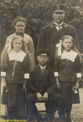 Banvaktsfamiljen Lindberg i Kvistbro banvaktstuga omkring 1910. - klicka för att förstora Banvaktsfamiljen Lindberg i Kvistbro banvaktstuga omkring 1910. - klicka för att förstora