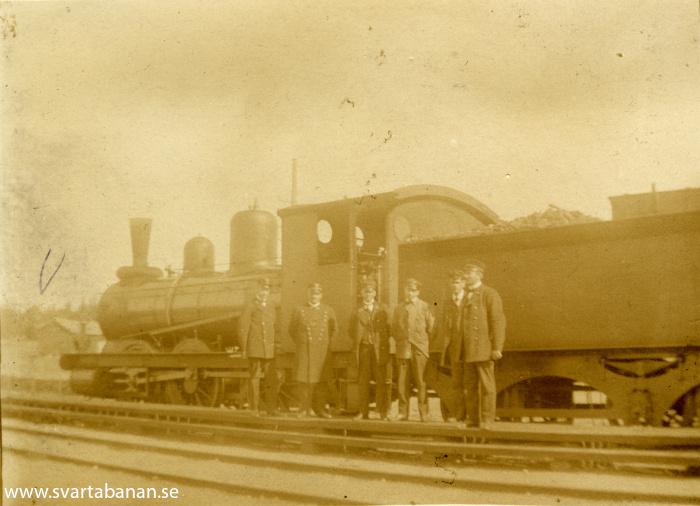 Sex järnvägsanställda framför ett ånglok vid Kvistbro station. - klicka för att stänga rutan