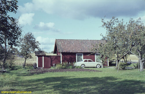 Uthuset vid Hidinge banvaktstuga omkring 1966 med dasset till vänster. - klicka för att förstora Uthuset vid Hidinge banvaktstuga omkring 1966 med dasset till vänster. - klicka för att förstora