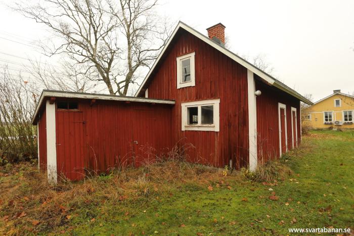 Uthuset vid Gräveby banvaktstuga den 8 november 2025. - klicka för att stänga rutan