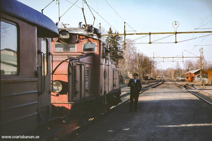 Järnvägspersonal i samspråk på plattformen i Fjugesta i maj 1978. - klicka för att stänga rutan