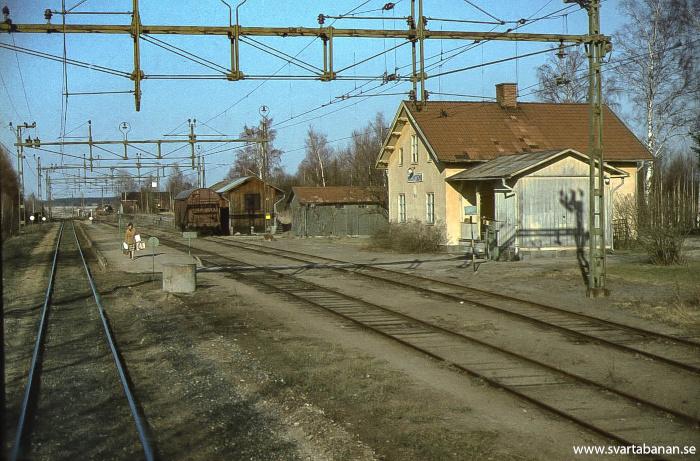 Bangården i Mullhyttemo i maj 1978. - klicka för att stänga rutan