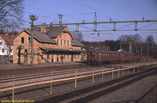 Loktåg framför stationshuset i Svartå i maj 1978. - klicka för att förstora