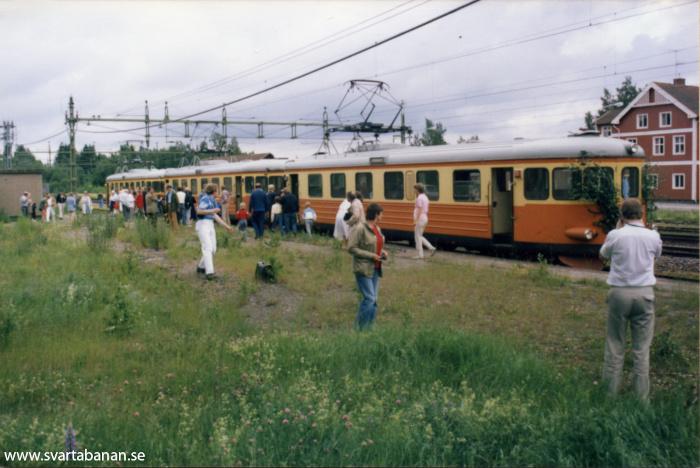 Det sista ordinarie persontåget från Örebro i Svartå den 28 juni 1985. - klicka för att stänga rutan