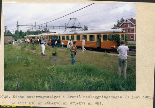 Det sista ordinarie persontåget från Örebro i Svartå den 28 juni 1985. - klicka för att förstora