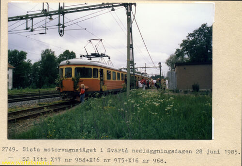 Det sista ordinarie persontåget från Örebro i Svartå den 28 juni 1985. - klicka för att förstora