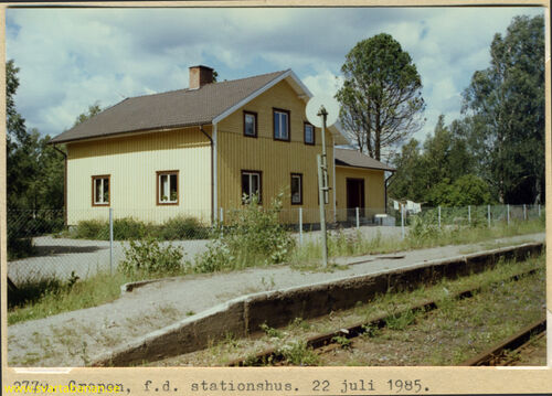 Plattformen och stationshuset i Gropen den 22 juli 1985. - klicka för att förstora Plattformen och stationshuset i Gropen den 22 juli 1985. - klicka för att förstora