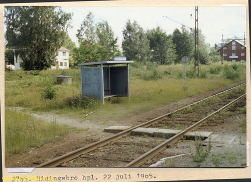 Hållplatskuren i Hidingebro den 22 juli 1985. - klicka för att förstora