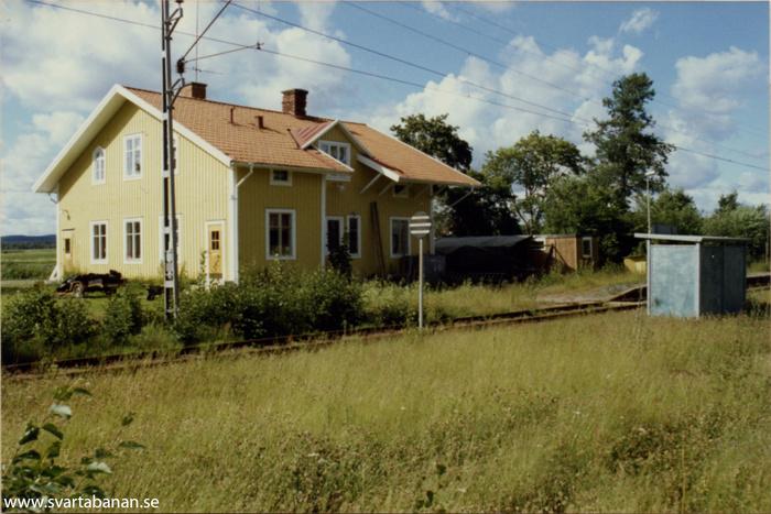 Stationshuset och vållplatskuren i Hidingebro den 22 juli 1985. - klicka för att stänga rutan