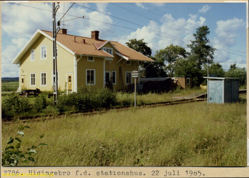 Stationshuset och vållplatskuren i Hidingebro den 22 juli 1985. - klicka för att förstora