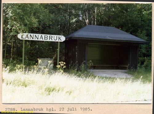 Namnskylten och hållplatskuren i Lannabruk den 22 juli 1985. - klicka för att förstora Namnskylten och hållplatskuren i Lannabruk den 22 juli 1985. - klicka för att förstora