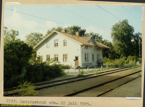 Stationshuset i Latorpsbruk den 22 juli 1985. - klicka för att förstora Stationshuset i Latorpsbruk den 22 juli 1985. - klicka för att förstora